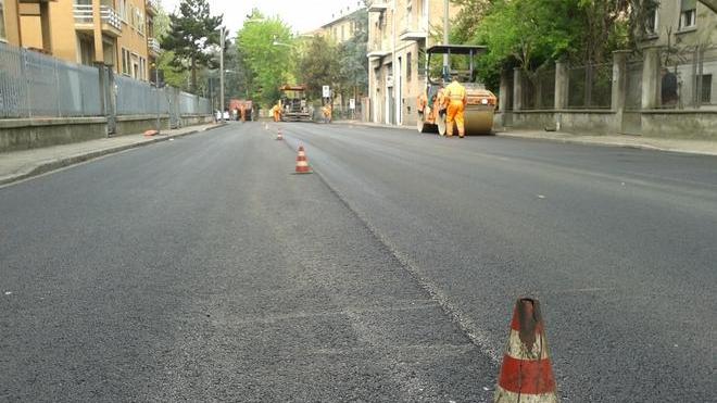 Macchine al lavoro, asfalto nuovo in via Bagaro
