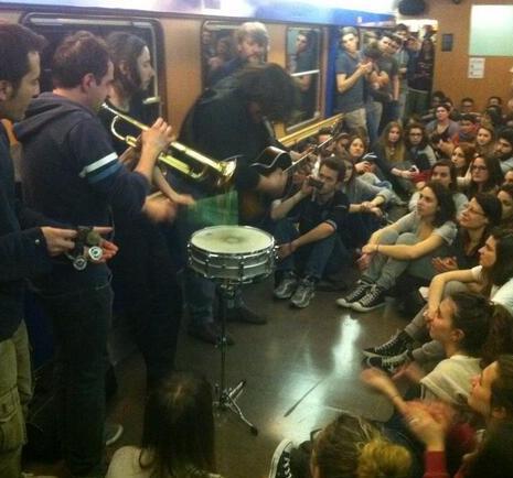 La musica di Cisco e band per un concerto sul vagone