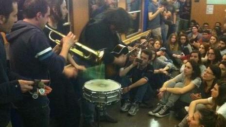 La musica di Cisco e band per un concerto sul vagone