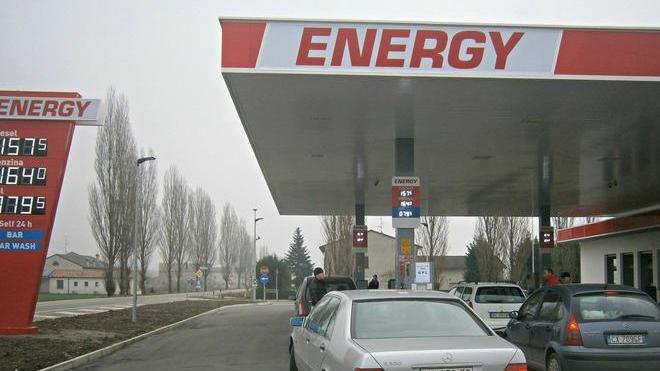 Tutti in fila alla Coop per fare... benzina