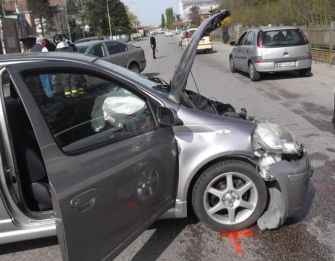 Carambola fra auto all’incrocio Tre persone ferite