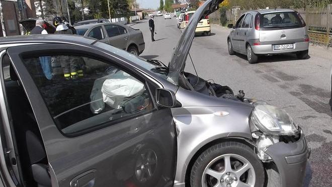 Carambola fra auto all’incrocio Tre persone ferite