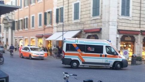 Donna soccorsa in corso Martiri