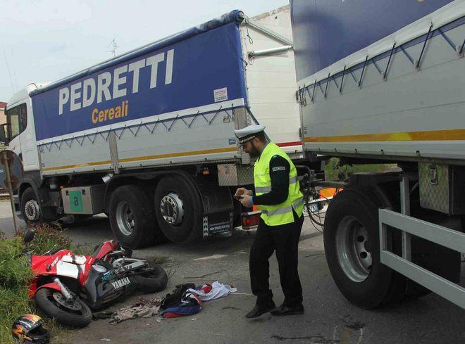 Si schianta contro un tir, centauro grave 