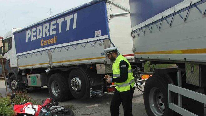 Si schianta contro un tir, centauro grave