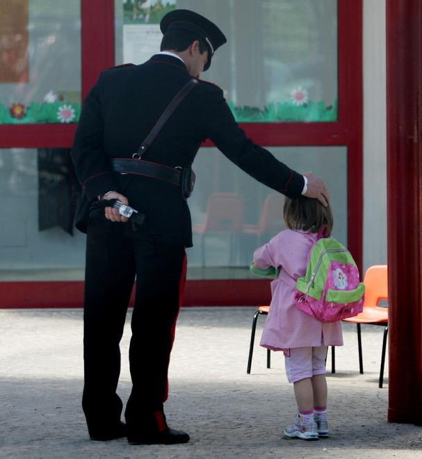 Bimbo solo in strada, madre denunciata 
