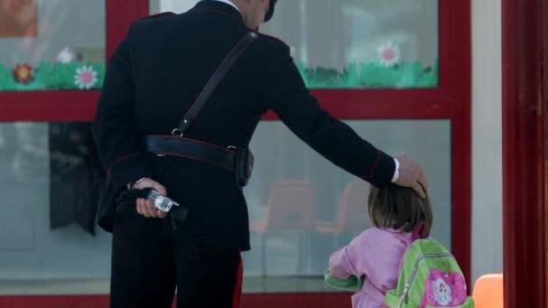 Bimbo solo in strada, madre denunciata