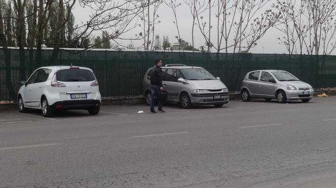 Giovane partorisce aiutata dai passanti