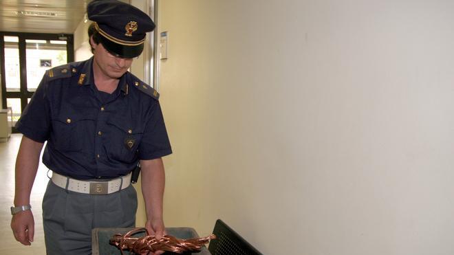 Scoperti con 120 chili di rame in auto, denunciati