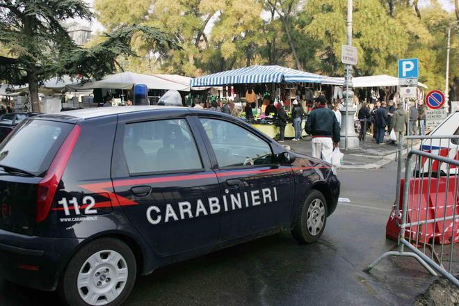 Casalinghe-borseggiatrici in azione al mercato 