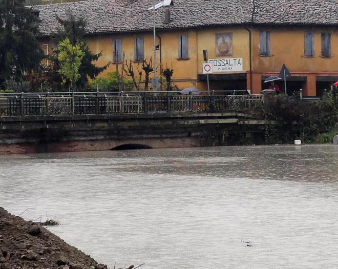 Esonda il Tiepido per la pioggia: disagi e infiltrazioni 