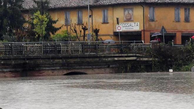 Esonda il Tiepido per la pioggia: disagi e infiltrazioni