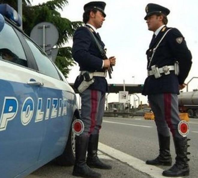 Fermo in coda bestemmia: multato dalla polstrada 