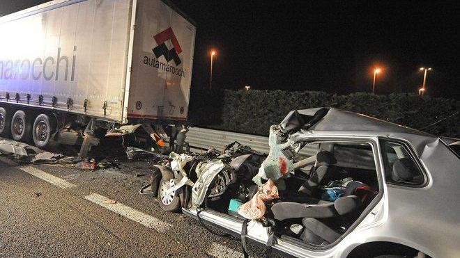 L’incidente nel Veronese in autostrada contro un tir