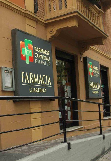 Bandito armato di cutter rapina la farmacia 