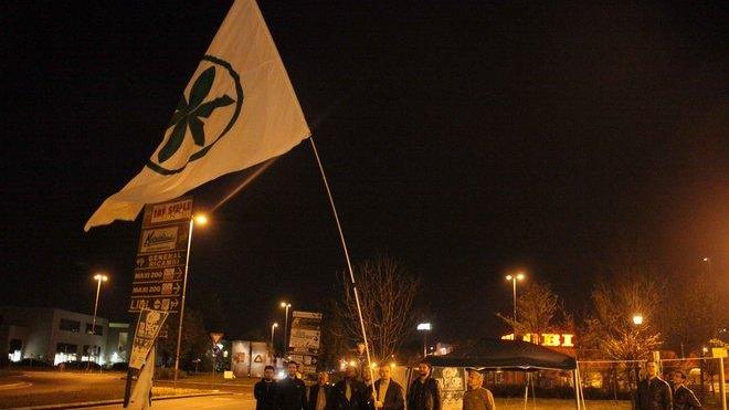 Il gazebo della Lega Nord tra le prostitute