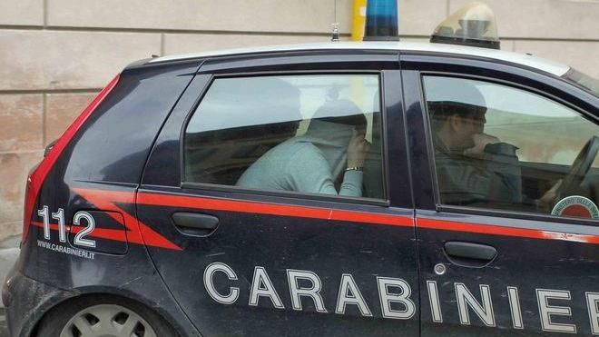 Ricercato preso mentre spaccia eroina