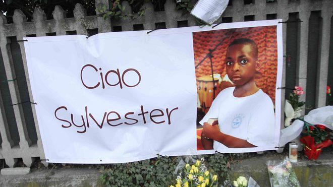 «L’autista si alzò per chiudere la porta»