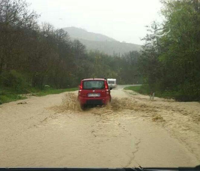 Serramazzoni: Il torrente Tiepido esonda Al Pradello il monte frana -FOTO - VIDEO 