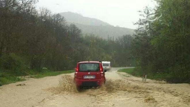 Serramazzoni: Il torrente Tiepido esonda Al Pradello il monte frana -FOTO - VIDEO
