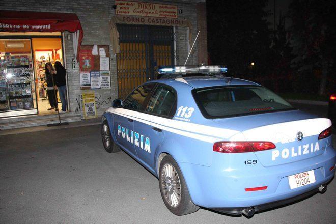 Prende a pugni la moglie e gli agenti, arrestato 