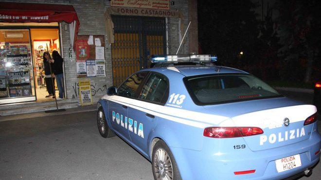 Prende a pugni la moglie e gli agenti, arrestato