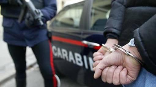 Prende a pugni la moglie: arrestato