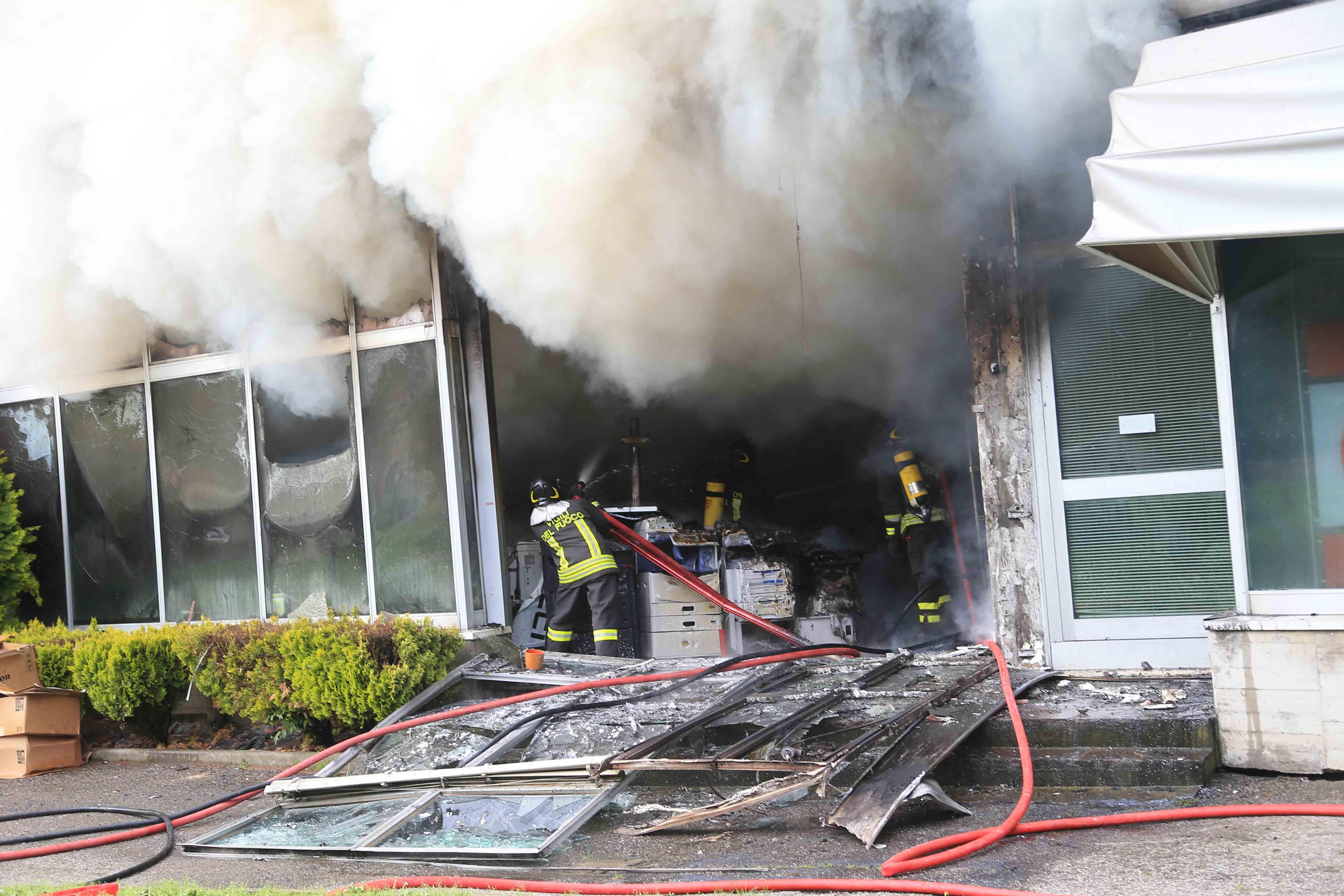 Negozio va in fiamme in via Bizet 
