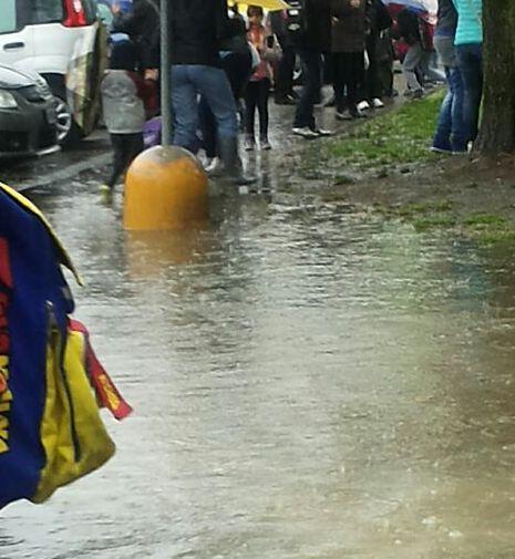 Impraticabili strade e cortili rinviata la festa per il wi-fi