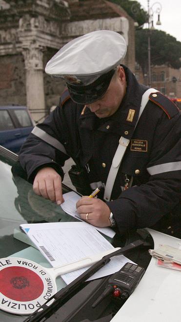 Polizie municipali: più controlli ma calano le multe