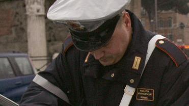 Polizie municipali: più controlli ma calano le multe