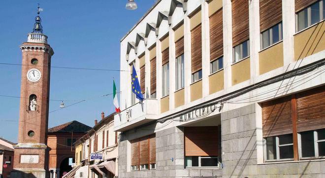 Fa cadere l’impiegata che gli vieta l’entrata 