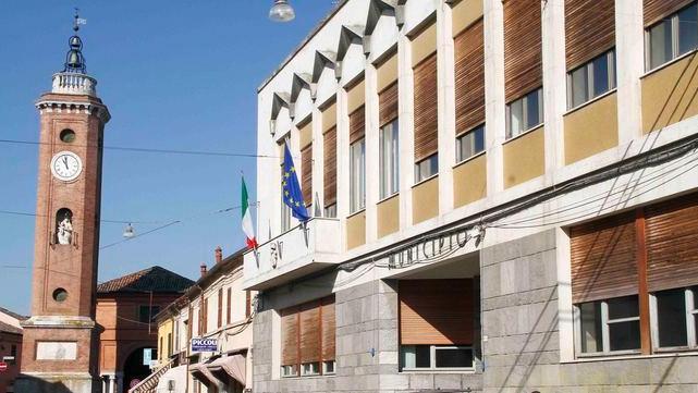 Fa cadere l’impiegata che gli vieta l’entrata