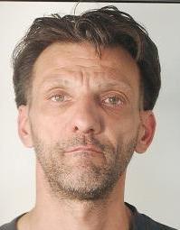 Ruba all’Asl e viene scoperto Fugge e aggredisce la guardia 