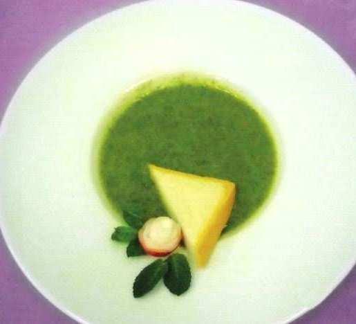 La zuppa di foglie di ravanelli realizzata da Alessandra Cantelli