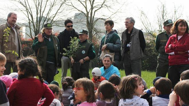 Gli studenti piantano nuovi alberi
