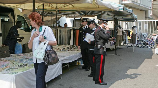 Borseggiatrici al mercato Due “casalinghe” denunciate