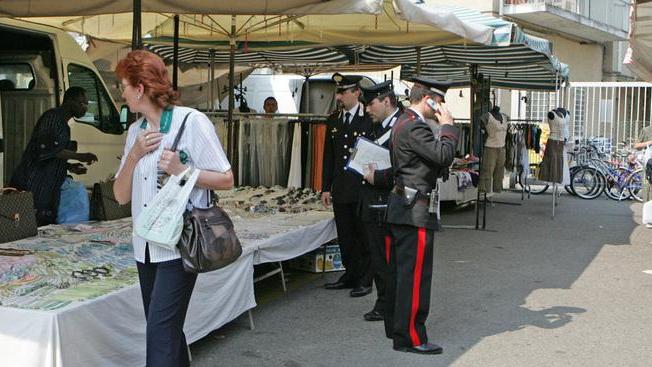 Borseggiatrici al mercato Due “casalinghe” denunciate