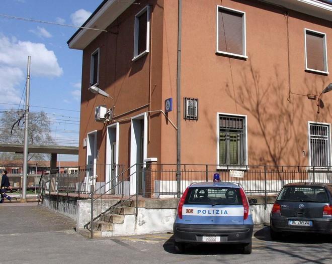 Bloccato dopo il furto in un negozio dalla Polfer. Identificato per la multa presa in treno 