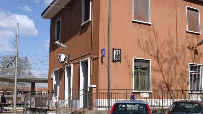 Bloccato dopo il furto in un negozio dalla Polfer. Identificato per la multa presa in treno