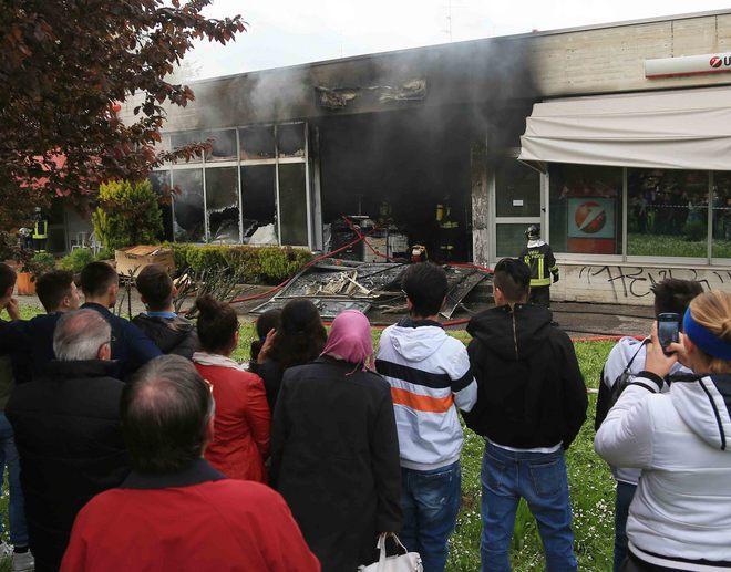 Incendio devastante nel negozio di fotocopiatrici  
