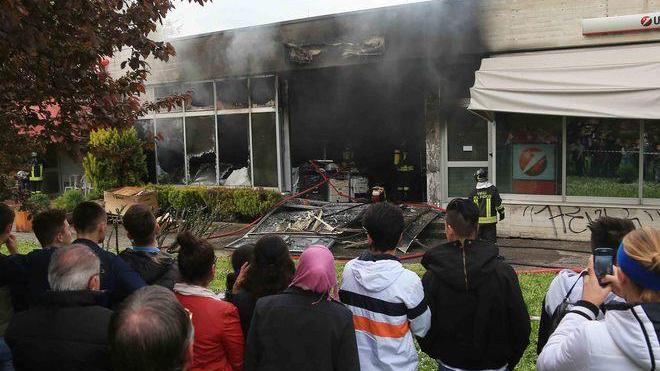 Incendio devastante nel negozio di fotocopiatrici