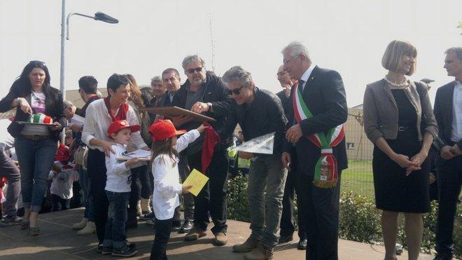 Ligabue a San Possidonio inaugura scuola realizzata dal concertone 