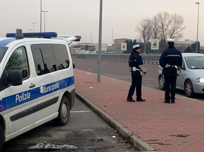 Notte di controlli sulle strade: la municipale ritira due patenti