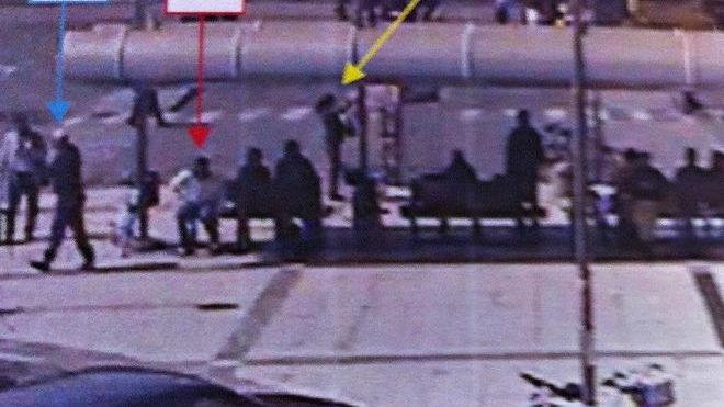 Donna grida: preso borseggiatore in azione