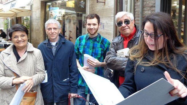 Poeti e negozianti uniti per la città