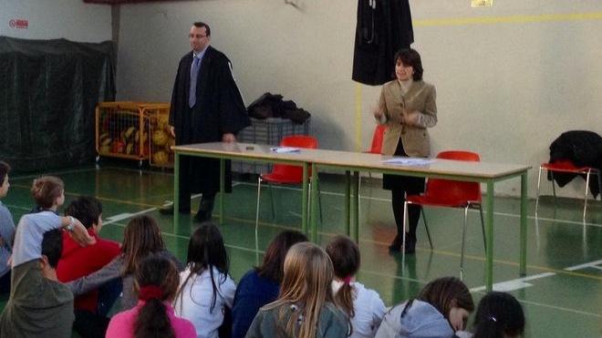 Gli studenti si mettono la toga