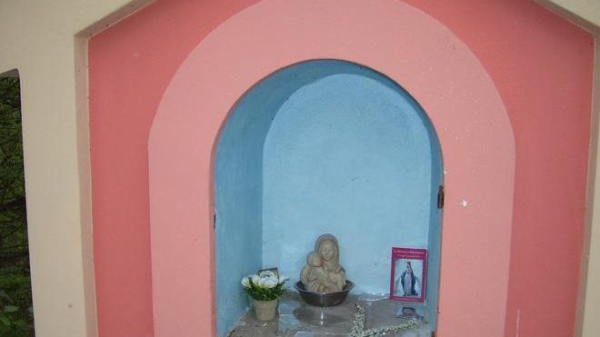 Atto vandalico nel parco buttata via la Madonnina