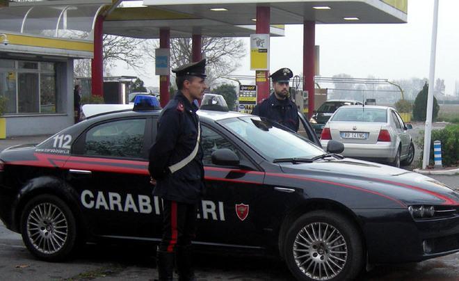 Scappano ai carabinieri Paura in via Comacchio 
