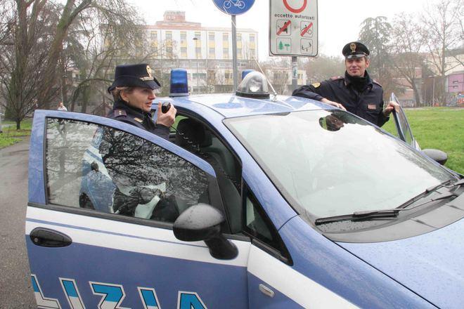 Litiga con la fidanzata e si butta dalla finestra 